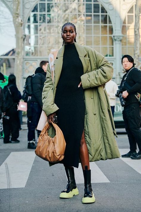 Paris Fashion Week Street Style Fall 2022 Winter Dresses 2022, Black Dress Outfit Casual, Wool Knitted Dress, Dresses 2022, Winter Street, Green Boots, Nyfw Street Style, Black Dress Outfits, Paris Fashion Week Street Style