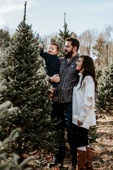 Family Christmas Pictures Through Window, Christmas Tree Farm Ideas Mini Sessions, Simple Christmas Tree Farm Photos, Christmas Photo Shoots Family, Christmas Tree Session, Christmas Tree Farm Photo Shoot Family Of 3, Christmas Tree Farm Photo Shoot Mother Daughter, Outdoor Christmas Tree Farm Photos, Outdoor Holiday Mini Sessions