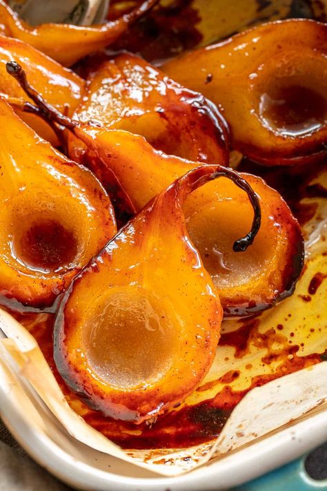 Baked Pears Recipe, Poached Pears Recipe, Pear Dessert Recipes, Caramel Pears, Pear Dessert, Baked Caramel, Baked Pears, Roasted Pear, Roasted Walnuts