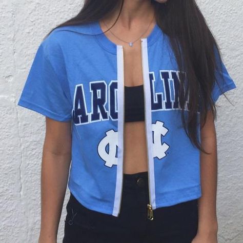 Full Zip Up T-Shirt Unc Game Day, College Outfits Uk, Gameday Shirts, College Tailgate Outfit, Tailgate Clothes, College Tailgate, College Gameday Outfits, Diy Fashion Trends, Tailgate Shirt