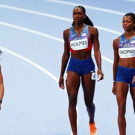 Yahoo Sports on Instagram: "Team USA wins another GOLD, and breaks the American record (3:15.27) 🇺🇸" Athletic Body Type Women, Body Type Women, Gabby Thomas, Cod Oc, Track Outfits, Athletic Body Type, Track Star, Fly Girls, Track And Field Athlete