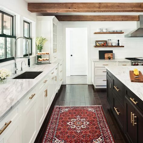 Two Tone Kitchen, Belek, Black Kitchen, Modern Farmhouse Kitchens, Trendy Kitchen, Black Kitchens, Kitchen Colors, White Cabinets, Beautiful Kitchens