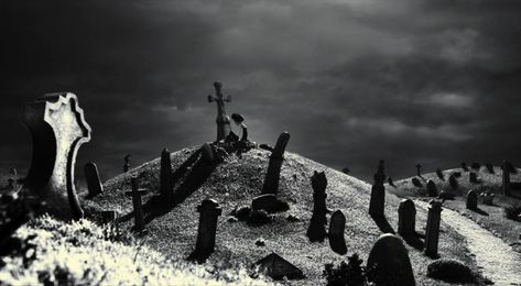 Frankenweenie, Tim Burton, 2012 Tim Burton Animation, Tim Burton Characters, Tim Burton Style, Pet Cemetery, Tim Burton Films, Tim Burton Movie, German Expressionism, Image Film, Computer Backgrounds