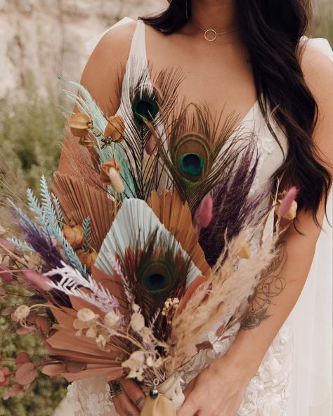 SSoft pastel accents and earthy tones come together in this unique bouquet, featuring dehydrated foliage and peacock feathers for a natural and  bold vibe. Peacock Feather Bouquet, Peacock Wedding Colors, Feather Bouquet, Unique Bouquet, Peacock Wedding, Peacock Feathers, Peacock Feather, Come Together, Floral Bouquets