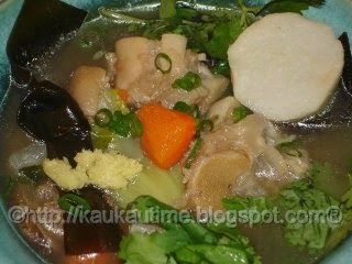 Ashi Tebichi Ingredients: 4-5 lbs foreleg and pig's feet, pre-cut and cleaned 12 cups water 1 thumb-sized pi... Hawaiian Pidgin, Soba Soup, Pig Feet Recipe, Offal Recipes, Pork Soup, Island Food, Japanese Cooking, Word Meaning, Dinner Is Served