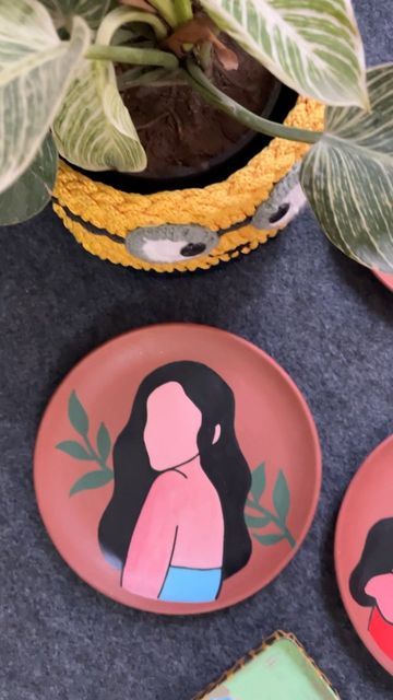 Terracotta Plate Wall Art, Terracotta Plates Painting, Terracotta Plate Painting, Wall Plate Painting Ideas, Plate Art Wall Decorating Ideas, Plate Painting Ideas Aesthetic, Circle Girl, Terracotta Plates, Ram Drawing