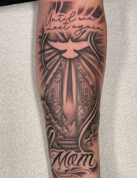 Are you looking for a more interesting and unique cool mother memorial tattoo design to try? This particular design will be the right one for you. It comes with a mom calligraphy and a bird flying above two gates.  Source: Instagram (@staytrueink559)   #MomMemoryTattoos #InMemoryOfMomInk #TributeTattoosForMom #GuysMemorialTattoos #MeaningfulMomTattoos #CoolTattoosForGuys #MotherTributeInk #MemorialInkIdeas #InMemoryTattoos #HonoringMomTattoos Tattoo Ideas For Ur Mom, Mother Memorial Tattoos Mom For Men, Tattoo Idea For Lost Loved One Men, Memorial Tattoo Ideas For Boyfriend, Memorial Arm Tattoo Men, Tattoo Ideas For Men Grandma, Mom Forearm Tattoo Ideas, Tattoos With Good Meaning, In The Loving Memory Of