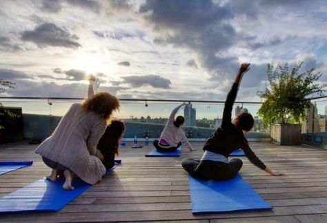 Serene Social - Poolside yoga on Thursdays in NYC Yoga Deck Outdoor, Yoga Space Ideas, Outdoor Yoga Studio, Rooftop Yoga, Yoga Deck, Hostels Design, Nyc Rooftop, Rooftop Terrace Design, Yoga Space