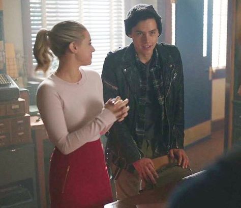 Jughead Jones And Betty Cooper, Jughead And Betty Kiss, Riverdale Couples, Jughead And Betty, Riverdale Bughead, Riverdale Betty And Jughead, Lili Reinhart And Cole Sprouse, Riverdale Cw, Cole Sprouse Jughead