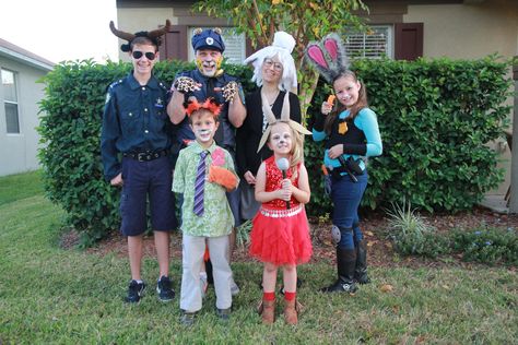 Zootopia Family Costume Zootopia Family Costume, Zootopia Costume Family, Zootopia Costume, Zootopia Cosplay, Disney Family Costumes, Disney Halloween Costumes, Halloween Time, Dapper Day, Halloween 2022