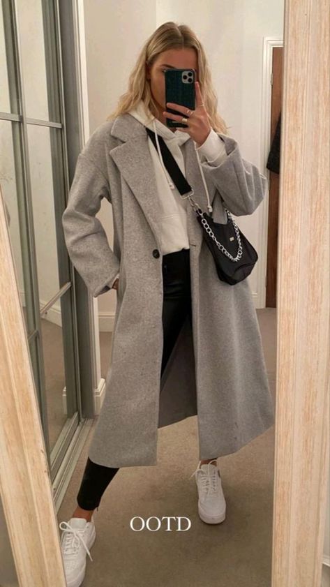 Fall Pea Coat Outfit, Winter Outfits 2023 Casual, How To Dress A Trench Coat, London Tourist Outfit Winter, Dad Coat Outfits Winter, Outfits 2022 Invierno, Trendy Coats For Women 2023, Outfits With Grey Coat, Outfits Otoño 2022