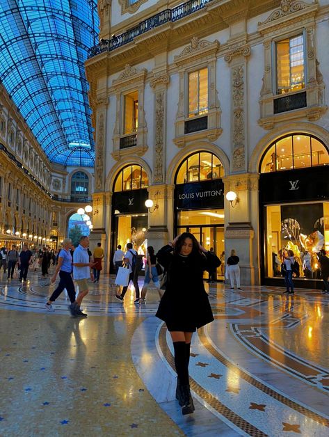 Black Outfit Milan Italy Photo Ideas, Milano Outfit Autumn, Duomo Di Milano Photo Ideas, Milan Outfits Fall, Milano Outfit Summer, Milano Outfit, Milan Instagram, Italy Vacation Outfits, Milan Outfits