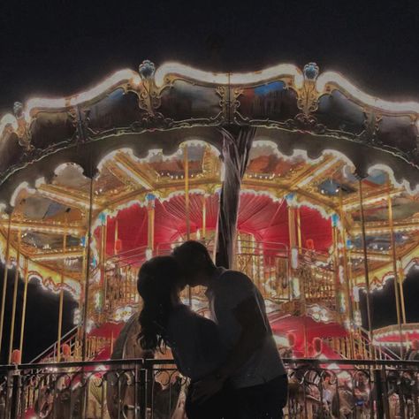 Carousel Photoshoot Couple, Couple At Carnival Aesthetic, Carousel Couple Pictures, Carousel Photo Ideas, Couple Carnival Pictures, Amusement Park Engagement Photos, Fair Photoshoot Couple, 20 Rupees Note, Fair Pictures Ideas Couple