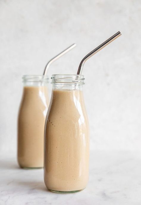 Vanilla Bean Frappachino, Homemade Starbucks Recipes, Keto Milkshake, Vanilla Frappuccino, Coffee Frappuccino, Almond Milk Coffee, Ice Cream Drinks, Frappuccino Recipe, Low Carb Drinks