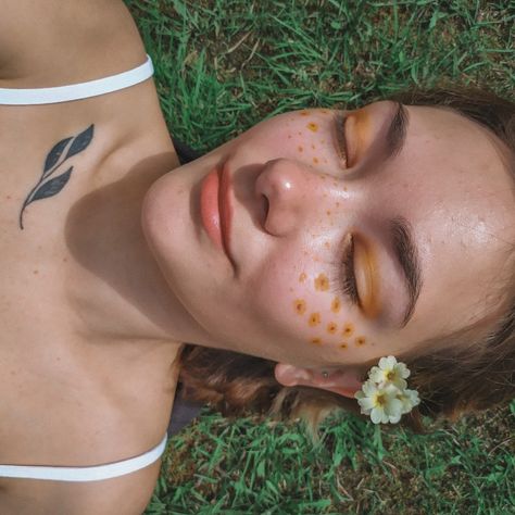 #summer #sun #flower Sun Painting, Sun Flowers, Summer Sun, Face Painting, Face Paint, Carnival Face Paint, Sunflower, Carnival, Nose Ring