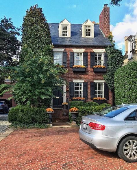 Such beautiful Colonial Architecture in Georgetown, DC Dc Brownstone, Georgetown Houses, Georgetown Townhouse, Dc Houses, Dc Townhouse, Modern Colonial Home, Colonial House Exterior, Brick Colonial House, Georgetown Dc