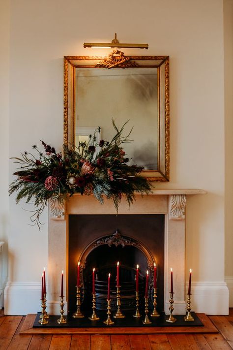 Vintage Living Room Decor Ideas, Christmas Fireplace Decorations, Wedding Mantle, Fireplace Decorations, Wedding Fireplace, Vintage Living Room Decor, Moody Autumn, Fireplace Mantles, Christmas Fireplace Decor