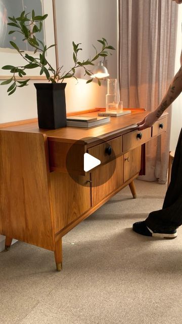 MCF - the better new on Instagram: "Two in one 🫶🏻

Unique desk/sideboard from the 1950s. Corpus in walnut veneer with three drawers, three doors, one shelf and slanted feet. The drawer element can be pulled out to convert the sideboard into a desk. Smart piece 💡!

#refurbishedfurniture #desk #secondlife #midcenturyfurniture" Sideboard Desk Combo, Shallow Desk, Desk Dresser Combo, Sideboard Desk, Desk Smart, Unique Desk, Walnut Sideboard, Unique Desks, Refurbished Furniture