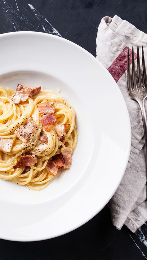 Adora comida italiana? Experimente esta massa carbonara  É daquelas pessoas que tem de ir uma vez por mês a um restaurante italiano? Para quando lhe apetecer ficar em casa, faça esta massa carbonara e leve Itália até à sua cozinha. Thicken Sauce, Carbonara Recept, Pasta Italiana, How To Thicken Sauce, Shredded Brussel Sprouts, Carbonara Recipe, Carbonara Pasta, Spaghetti Carbonara, Steak Dinner