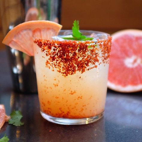 Paloma Drink, Grapefruit Margarita, Paloma Recipe, Margarita Drink, Grapefruit Cocktail, Paloma Cocktail, Mezcal Cocktails, Grapefruit Soda, Tequila Drinks