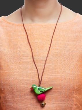 Parrot Necklace, Diy Crafts Earrings, Terracotta Jewellery Designs, Diy Fabric Jewellery, Handmade Clay Jewelry, Antique Jewellery Designs, Bead Charms Diy, Fabric Earrings, Painted Jewelry