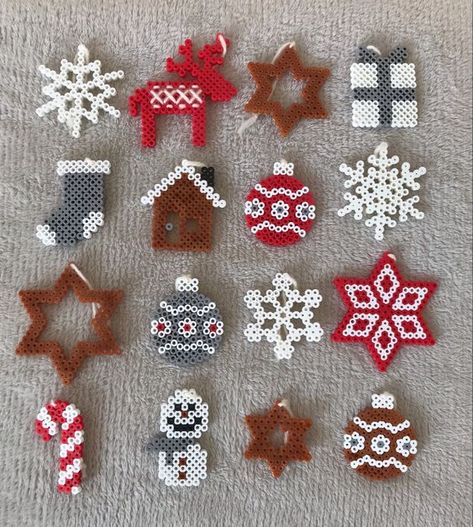 Christmas Hama Beads Ideas, Christmas Crafts Hama Beads, Pearler Beads Pattern Christmas, Cute Christmas Perler Bead Ideas, Melty Bead Ornaments, Pearler Bead Christmas Patterns, Ornament Perler Beads, Christmas Melting Beads, Hamma Beads Ideas Christmas