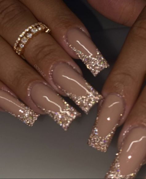 Rose Gold Dress Nail Ideas, Short Champagne Nails Acrylic, Champagne Nails Acrylic Quince Short, Nails For Beige Dress, Gold Sparkle Almond Nails, Nails Libra Design, Rose Gold Nails Simple, Nude Nails With Charms, Nails For Champagne Dress