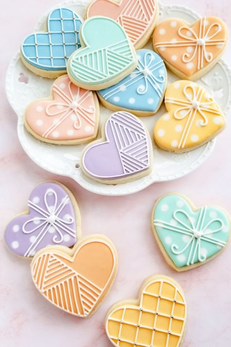 Looking for an easy sugar cookie for your sweetheart? I've got THREE heart designs for you in this video. Great to help you practice your freehand line work. Not only are they super simple designs, but they're also super beautiful, too. Who says simple needs to be boring? Heart Cookies Decorated, Fancy Sugar Cookies, Cookie Heart, Heart Shaped Sugar Cookies, Valentine Cookies Decorated, Cookie Countess, Heart Sugar Cookie, Cookie Decorating Supplies, Valentine Sugar Cookies