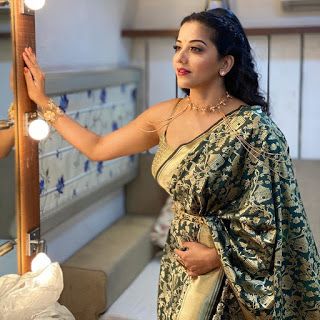 Bhojpuri Actress, Luxury Girl, Earn Extra Money, Pink Saree, Latest Pics, Indian Beauty Saree, India Beauty, Actress Photos, Indian Bride