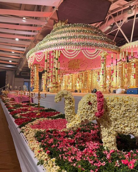 Muhurtham Decor, Hindu Wedding Stage, Telugu Wedding Decoration, Mandapam Decoration Marriage, Pelli Mandapam Decoration, Indian Wedding Mandap Decorations Indoor, Marriage Mantapa Decoration, Traditional Pelli Mandapam Decoration, Telugu Wedding Mandapam Decoration