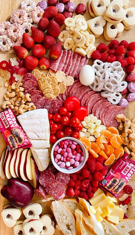 Valentines Board, Valentine Dinner Party, Dessert Boards, Valentines Party Food, Galentines Day Ideas, Valentines Brunch, Valentines Dinner, Valentines Snacks, Healthy Valentines