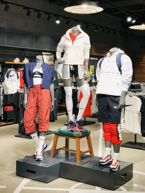 Adidas Mannequin Display, Vm Nike, Fashion Mannequin, Merchandising Ideas, Windows Display, Mannequin Display, Nike Looks, Store Displays, Jd Sports