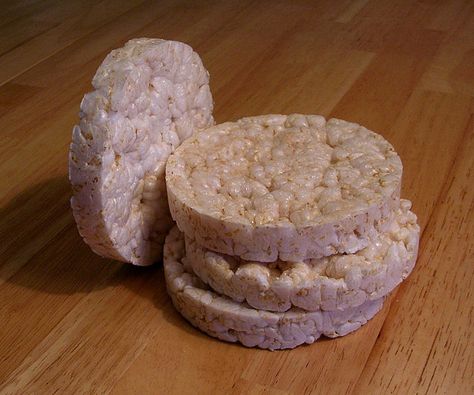 Want a healthy mid-afternoon snack? Try a rice-cake with peanut butter! Each quaker oats rice cake (my favorites) has only 35 calories, and 2 tbsps of pb has 7g of protein. A glass of milk rounds off this snack with almost all of your dietary needs(: Quaker Rice Cakes, Puffed Rice Cakes, Rice Cake Recipes, Cakes To Make, Oats Quaker, Puffed Rice, Funny Pictures With Captions, Morning Humor, Unhealthy Food