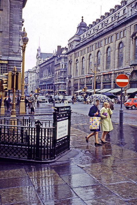 Piccadilly Circus Underground Station Entrance on the corner of Regent Street and Piccadilly September 1967 Street Scenes Photography, Alex Aesthetic, 1970s London, Rainy London, London Rain, Then And Now Photos, Swinging London, Hotel Del Coronado, London History