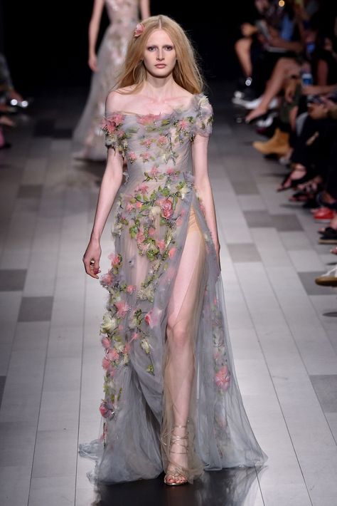 𖧷 on Twitter: "marchesa spring 2018… " Fairytale Runway, Floral Fashion Runway, Flower Inspired Dress, Dress Made Of Flowers, Dresses Flowers, Marchesa Spring, Runway Outfits, Fairytale Dress, Dreamy Dress