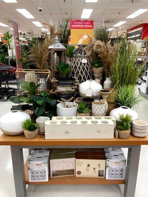 Tj Maxx hashtags #TJMaxx #HomeGoods #Marshalls #Home #Decor #Endcap #Display #Merchandising #Organizing Plants, pottery, lights, lanterns, garden chic, modern decor. Homegoods Display, Homegoods Merchandising, Dry Floral Arrangements, Endcap Display, Concept Store Ideas, Tj Maxx Decor, Store Display Ideas, Display Tables, Garden Chic