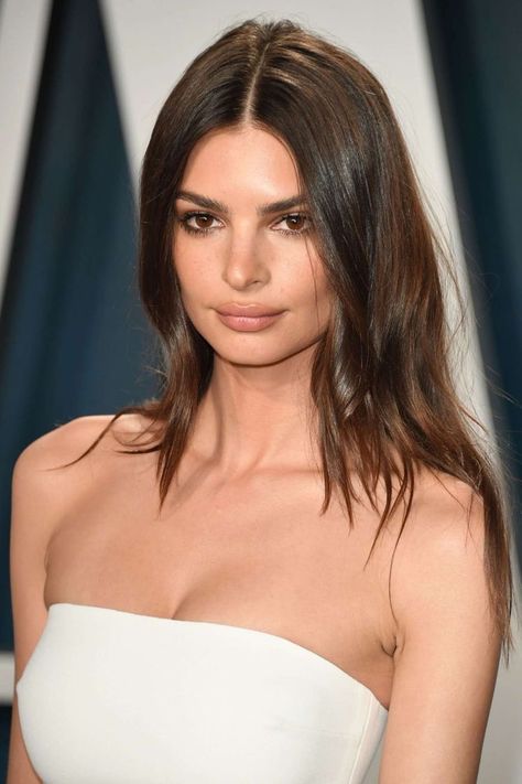 Striking Hair, Brown Hair Shades, Bronze Hair, Bangs With Medium Hair, Hair Shades, Emily Ratajkowski, Hair Fragrance, Medium Hair Cuts, Best Hair