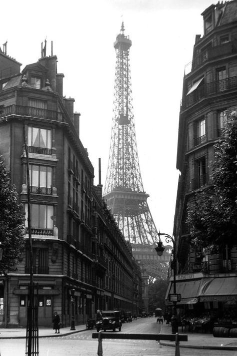 http://www.buzzfeed.com/gabrielsanchez/life-in-1920s-paris-looks-just-as-magical-as-you-think Torre Eiffel Paris, Eiffel Tower In Paris, City Of Paris, Tower In Paris, Old Paris, Black And White Photograph, Paris Pictures, Paris Vintage, Paris Photo