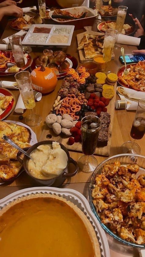 Thanksgiving Buffet Setup Ideas, Friendsgiving Aesthetic, Food And Desserts, Friendsgiving Dinner Party, Friends Giving, Thanksgiving Friendsgiving, Thanksgiving 2024, Friendsgiving Dinner, Hosting Dinner