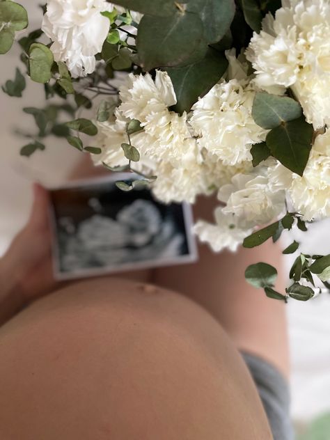 Беременность, фото малыша, цветы Poses Pregnant, Bump Photoshoot, Vom Avea Un Copil, Home Maternity Photography, Diy Maternity Photos, Cute Pregnancy Photos, Pregnancy Announcement Pictures, Photoshoot Pregnancy, Baby Bump Photoshoot