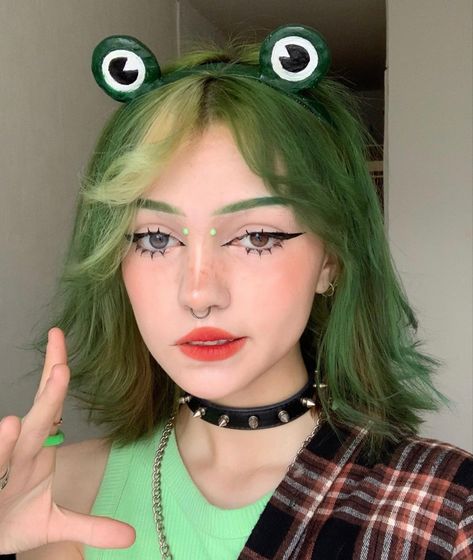 Aesthetic Grunge Nails, 2000s Punk Aesthetic, Star Girl Aesthetic, Punk Japanese, 2000s Y2k Aesthetic, Y2k Aesthetic Grunge, Japanese 2000s, Grunge Egirl, Frog Costume