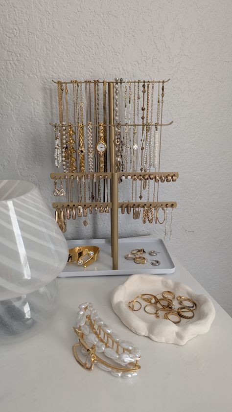 Gold Jewelry Stand, Aesthetic Jewelry Storage, Aesthetic Jewelry Display, Jewelry Small Business Aesthetic, Jewellery Organisation Aesthetic, Gold Vs Silver Jewelry, How To Store Necklaces, Jewelry Organization Aesthetic, Jewelry Stand Aesthetic