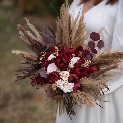 🥀Burgundy is a stunning choice for weddings, bringing a sense of elegance, warmth, and romance to the occasion. Its deep, rich hue makes it ideal for autumn and winter weddings, although it can be beautifully incorporated into any season🥀 #wedding #WeddingBouquet #boutonniere #WeddingInspiration #wedding2024 #wedding2025 #BohoWedding #WeddingFlowers #bride #bridesmaids #love #marriage #WeddingFlowers #weddinguk #wristcorsage #weddingaccessories #BrideBouquet #BridesmaidBouquet #BridalBouquet... Dried Flower Bouquet Wedding Burgundy, Red And Cream Bouquet, Wedding Bouquets With Pampas, Winter Western Wedding, Boho Wedding Outdoor, Bouquet For Bridesmaids, Dried Flower Wedding Bouquet, Burgundy Wedding Theme, Preserved Eucalyptus