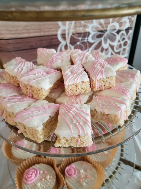 Mini rice krispy treats Pink And White Rice Krispie Treats, Mini Rice Krispie Treats, Pink Rice Crispy Treats, Baby Shower Rice Krispie Treats, Gender Reveal Food, Coquette Birthday, Quince Cakes, Chocolate Rice Krispie Treats, Quinceanera Pink