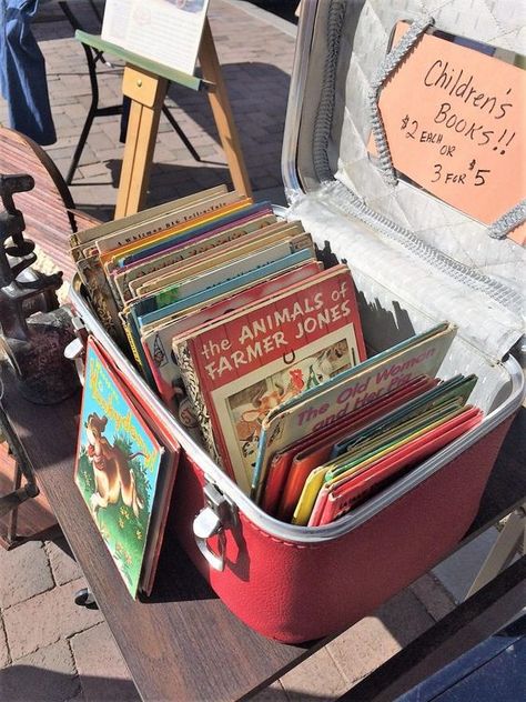 Flea Market Display, Vintage Booth Display, Flea Market Booth, Antique Booth Displays, Antique Mall Booth, Antique Booth Ideas, Refinishing Furniture Diy, Flea Market Decorating, Flea Market Flip