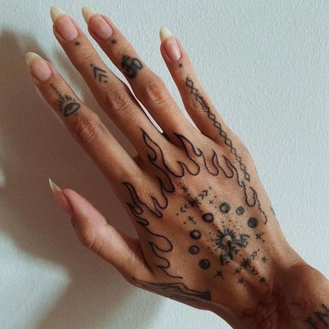 Hand Tatts, Horoscope Tattoos, Tato Henna, Knuckle Tattoos, Sharpie Tattoos, Stick N Poke Tattoo, Greek Tattoos, Style Tattoo, Tattoo Girl