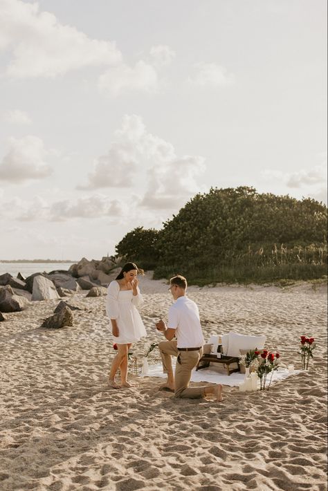 Proposal Wedding Ideas, Proposing At The Beach, Marry Me Proposal Ideas Romantic Beach, Proposal Ideas California, Casual Beach Proposal, Proposal Ideas Hawaii, Cute Beach Proposal Ideas, Marriage Proposals Beach, Engagement Set Up Ideas Beach