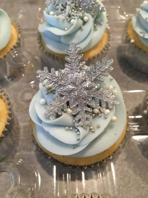 Snowflake Cupcakes Winter Wonderland Theme Cupcakes, Cupcakes Winter Wonderland, Snow Flake Cupcake, Wonder Winterland Theme, Winter Wonderland Cupcakes Blue, Winter Wonderland Sweet 16 Cake Ideas, Winter Wonderland Wedding Dress Gowns, Birthday Winter Wonderland Theme, Gender Reveal Ideas Winter Wonderland