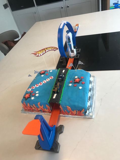 Hot Wheels Cake With Track, Hot Wheels Cake Diy, Hot Wheels Birthday Cake Diy, Diy Hot Wheels Cake, Hotwheel Cake, Hot Wheels Birthday Party Ideas Cake, Hot Wheels Cake Ideas, Hotwheels Birthday Cake, Car Cakes For Boys