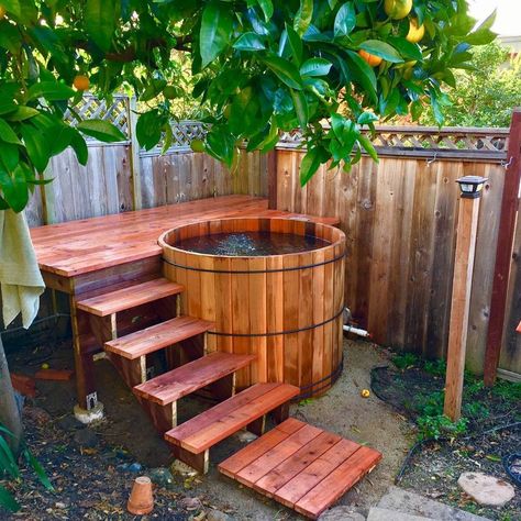 Backyard Spa, Round Hot Tub, Hot Tub Landscaping, Wooden Pallet Crafts, Paint Kitchen Cabinets, Cedar Hot Tub, Diy Hot Tub, Outdoor Bathtub, Outdoor Tub